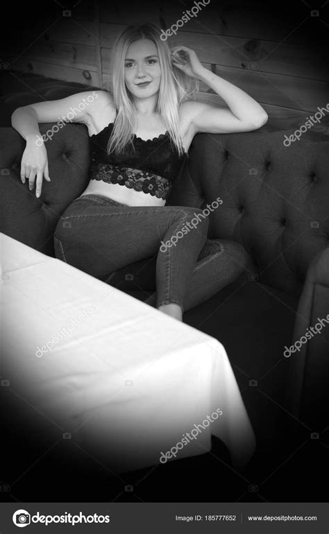 Una Hermosa Chica Rubia En El Caf Foto De Stock Atdigit