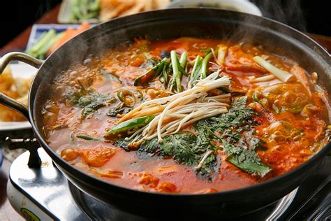 Dejamos que se sofrían 1 minuto removiendo continuamente, añadimos el vino blanco para desglasar, cocinamos hasta que se evapore el alcohol (1 minuto) y añadimos el agua. Receta de caldo de pescado para paella - Unareceta.com