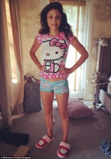 Bethenny Frankel Squeezes Into 4 Year Old Daughter S Pyjamas Daily Mail Online