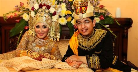 Ciri khas rumah adat aceh ini terdiri dari 44 tiang dan mempunyai 2 tangga depan dan belakang. Pakaian Adat Aceh, Nama, Gambar, dan Penjelasannya | Adat ...