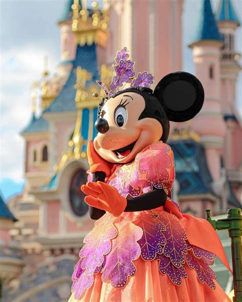 Minnie Mouse In Her Fallhalloween Outfit In Front Of The Sleeping