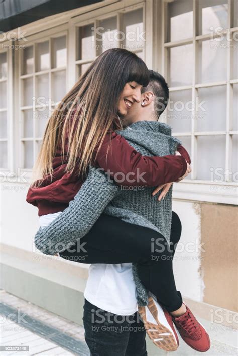 영에 아름 다운 사랑 방식 낭만주의 N 거리의 중간에 서로 포옹 하는 커플 거리에 대한 스톡 사진 및 기타 이미지 거리 남자 20 29세 Istock