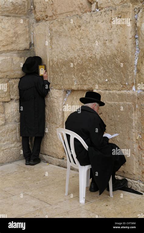Judios Ortodoxos Rezando Fotos E Imágenes De Stock Alamy