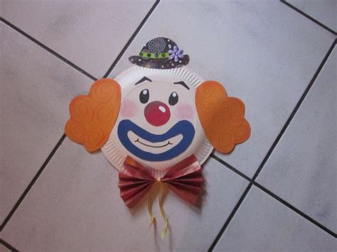 Maske pappteller vorlage wir haben 19 bilder über maske pappteller vorlage einschließlich bilder fotos hintergrundbilder und mehr. Clown (Gesicht besteht aus Pappteller) | Clown gesichter ...