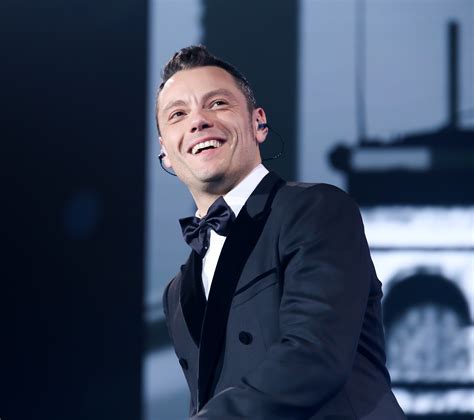 E ti vengo a cercare è il nuovo singolo di tiziano ferro che trovi nell'albumaccetto miracoli: Etiopia: abiti di Tiziano Ferro all'asta, di nuovo attivi ...