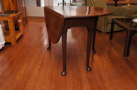 A drop leaf coffee table is a handy way to expand the use of your living room or even a hallway space. American Queen Anne Mahogany Round Drop-Leaf Table with ...