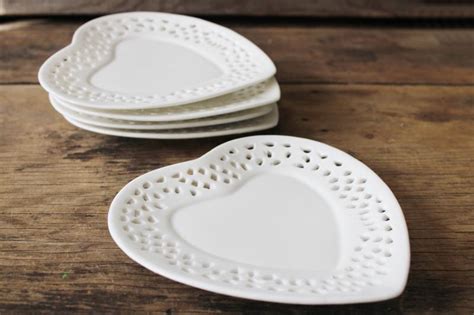 Pure White Porcelain China Heart Shape Plates Or Plaques Reticulated