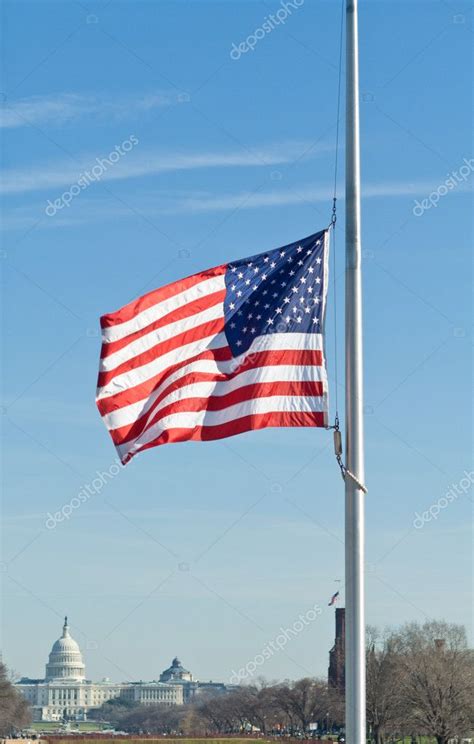 bandera americana medio mástil capitolio de estados unidos washington dc fotografía de stock