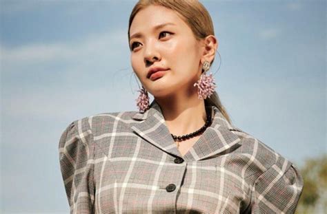 Berikut kutipan lirik lagunya andwae geumandwo geogikkaji hae deo dagagamyeon neo jeongsin mot charyeo andwae. Lirik Red Lipstick - BOL4 - MataMata.com