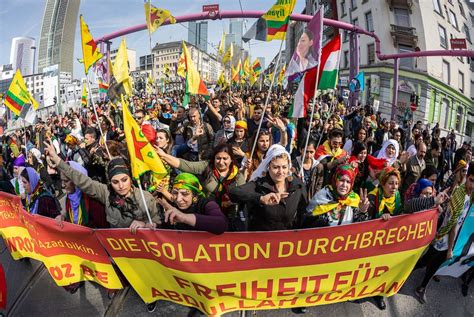 Bild Zu Zehntausende Demonstranten Protestieren In Frankfurt Waffen Gefunden Bild Von Faz