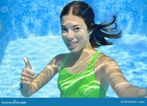 Mädchen Schwimmt Im Unterwasser Swimmingpool Glücklicher Aktiver Jugendlicher Taucht Und Hat