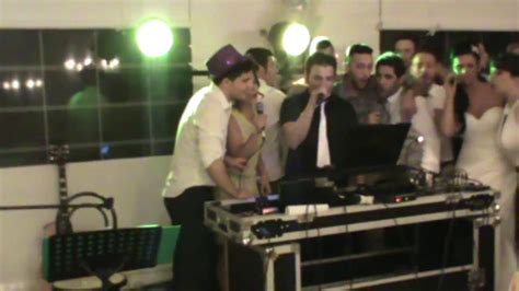 Secondo me tra palco e realtá vuole definire la vita reale dello spietato mondo dello spettacolo o ancora meglio la vera vita degli artisti. Tra palco e realta' karaoke Dueinmusica - YouTube