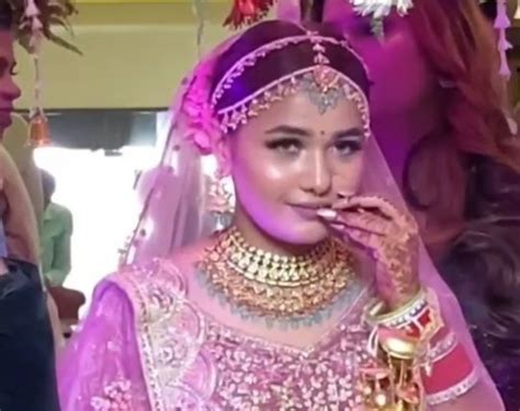 Desi Brides Video Of Not Entering Wedding Venue Viewed Goes Viral The Reason Will Surprise
