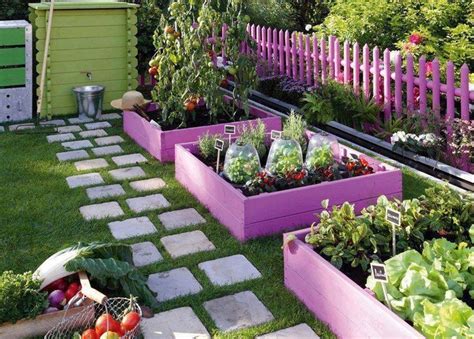 Pallets are an excellent source of free materials to build just about anything. 25 DIY Ideas Using Pallets for Raised Garden Beds - Snappy ...