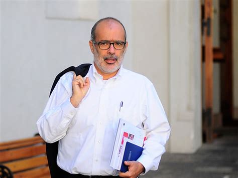 El ministro de hacienda, rodrigo valdés, durante una entrevista con reuters en santiago. Ministro de Hacienda: Presidenta aún no define si ...