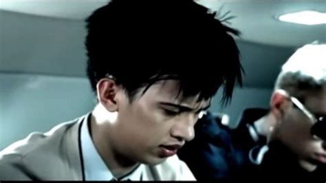 Ku tenggelam dalam lautan) dalam luka dalam. Chord Gitar dan Lirik Butiran Debu - Rumor: Aku Terjatuh dan Tak Bisa Bangkit Lagi - Tribunnews.com
