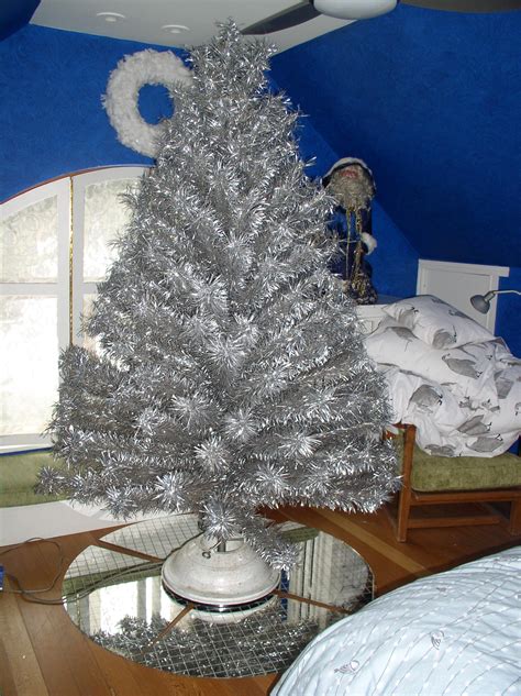 These artificial trees are easy to clean up and ready when it's time to start decorating. I have a vintage 7.5 tinsel Christmas tree, with a Naren ...