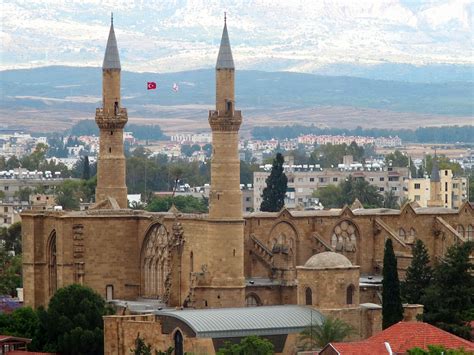 Sanırım bir lefke ve bir de lefkoşa'nın içinden dere geçmekte. Selimiye Mosque (Türkish: Lefkoşa Selimiye Camii) fomerly ...