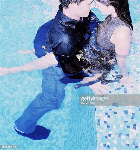 Fully Clothed Pool Photos Et Images De Collection Getty Images