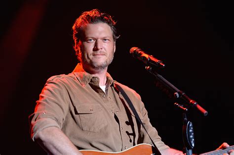 blake shelton people s 2017 sexiest man alive made homophobic and racist tweets allure