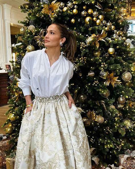 Jennifer Lopez Gives Glimpse Of Her And Ben Afflecks Gold Christmas Tree