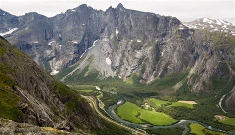 Déi al stad, mat hiren hëlze gebaier am. Die Berge in Norwegen