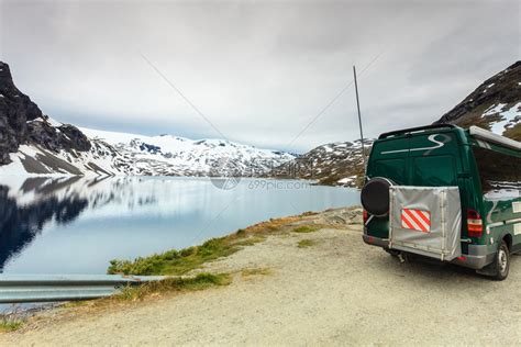 在挪威山地景观旅游度假的野营房车高清图片下载 正版图片304695206 摄图网