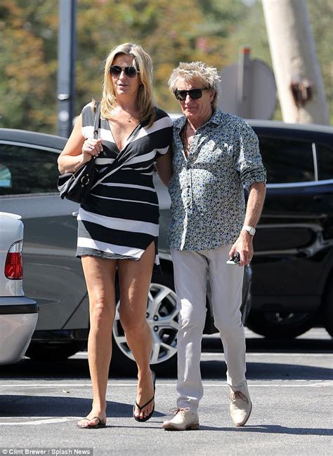 Rod Stewart Enjoys Stroll With Wife Penny Lancaster Daily Mail Online