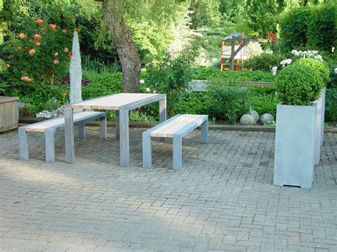 Die pflanzen wachsen in individuell selbstentworfenen und gebauten holzkonstruktionen (inkl. Tisch und Bank | Garten, Outdoor, Tisch