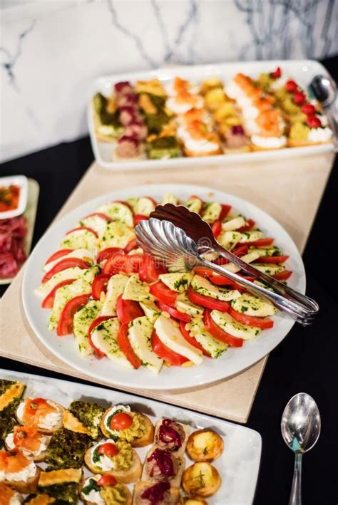 Cibo Da Mangiare Con Le Mani, Buffet Fotografia Stock - Immagine di