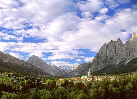 Cortina d'ampezzo (ladinisch anpëz oder anpezo, deutsch (veraltet) hayden) ist eine italienische gemeinde in der provinz belluno in venetien mit 5735 einwohnern (stand 31. Cortina d'Ampezzo Italien