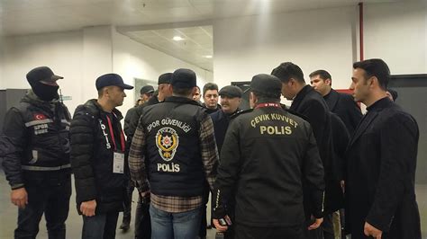 Bursaspor Amedspor maçında açılan pankartlar nedeniyle 4 kişiye gözaltı