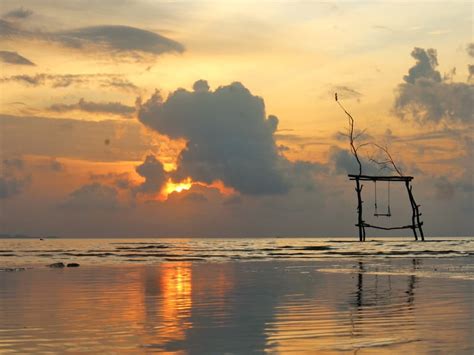 Pesonanya tidak pernah lekang oleh waktu, meskipun banyak wisata lain yang bermunculan. Destinasi Wisata Karimunjawa Pantai Bobi • Biro Wisata Karimunjawa