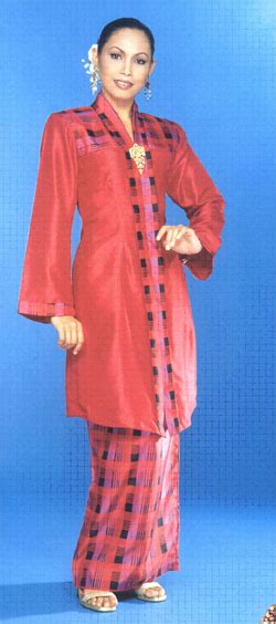 Sebagai bawahan, baju kurung dipadukan dengan kain songket untuk dijadikan sarung atau rok bagi busana wanita. Kebudayaan,Kesenian dan Estetika: Pakaian Tradisional