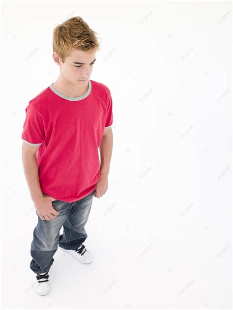 صبي في سن المراهقة ينظر إلى أسفل خلفية بيضاء حزين المراهقين صورة والصورة للتنزيل المجاني pngtree
