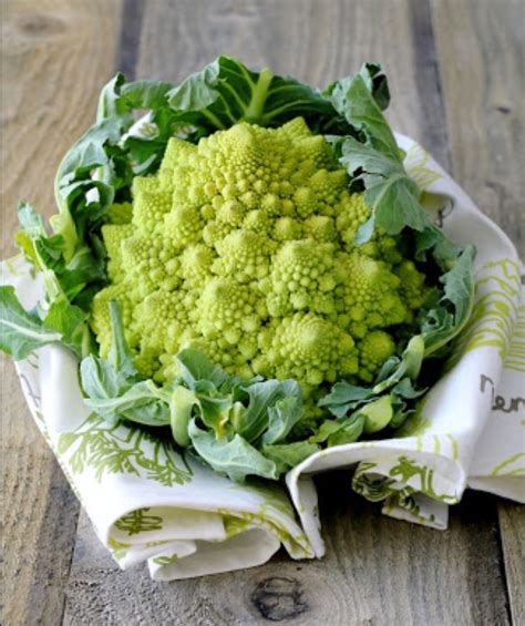 Romanesco, also known as roman broccoli or broccoflower, is a vegetable known for its spiked romanesco has a similar flavor to broccoli or cauliflower, so it makes a great side dish for any meal. Chou-Fleur Romanesco (à l'unité) - ONOBIO: Fruits et ...