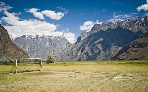 Banjaran himalaya merangkumi lima negara — pakistan, india, china, bhutan dan nepal. 10 Lapangan Sepak Bola Paling Indah di Dunia, Nomor 6 di ...
