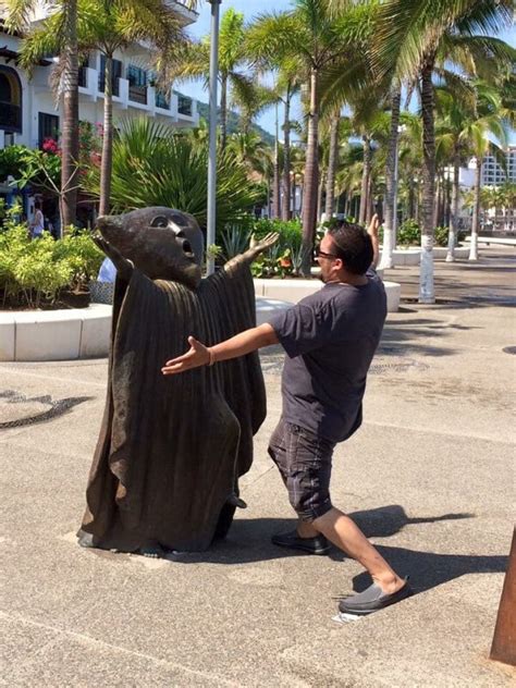 People having fun with statues (30 Photos) | Funny Things