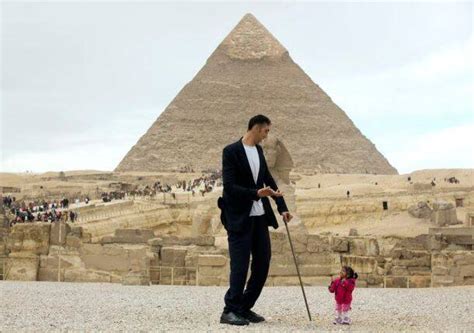 Photos No Tricks Involved Worlds Shortest Woman And Tallest Man Pose