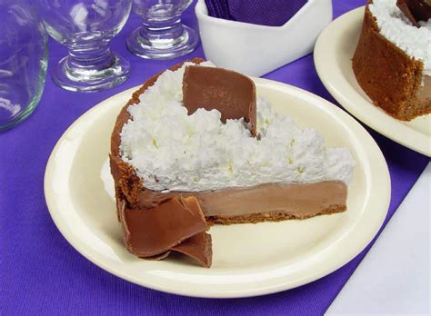 Para fazer essa maravilhosidade, é só seguir o passo a passo dessa receita incrível. Torta de chocolate com chantilly - Guia da Cozinha