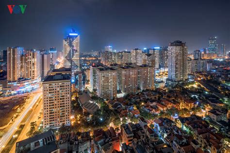 Đại, vừa bắt mắt.cân nhà sử dụng kiến trúc liên tầng, được sơn phủ màu trắng, kết hợp với tiểu cảnh cây xanh tạo cảm giác độc đáo, hiện đại nhưng vẫn gần gũi với thiên nhiên.mẫu nhà có thiết kế mặt trước của ngôi nhà được thiết kế phá cách bằng những đường uốn lượn vừa hiện đại, vừa bắt mắt. Ảnh: Hà Nội hiện đại nhìn từ trên cao