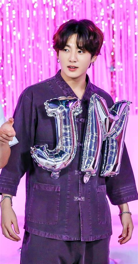 Dalam mv terbaru tersebut mereka menggunakan konsep foto thumbnail mugshot. •Jeon Jungkook• em 2020 | Meninos bts, Imagens bts, Jungkook