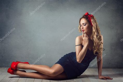 Sexy Mujer Rubia En Jeans Vestido De Sol Y Zapatos Rojos Pin Up Girl