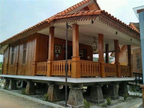 Rumah adat yang mengandung filosofi masyarakat terdahulu perlu dilestarikan keindahannya, maknanya serta desain dan keberadaannya. Rumah Adat Betawi Serta Penjelasannya - Tambah Pinter
