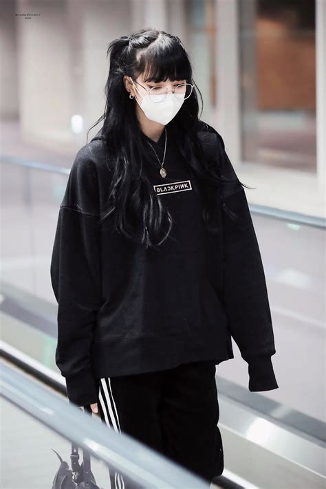 10 Of Blackpink Lisas Most Iconic Airport Outfits Koreaboo