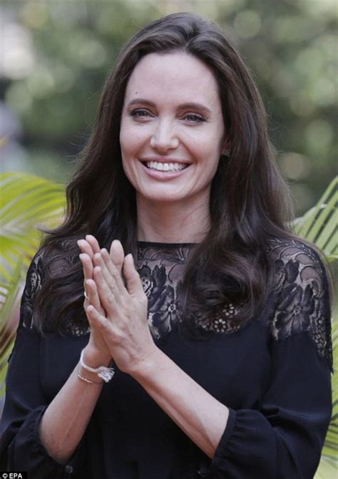 Angelina Jolie Bị đồn Hẹn Hò Bí Mật Với Người Tình Mới Trong Khi Các