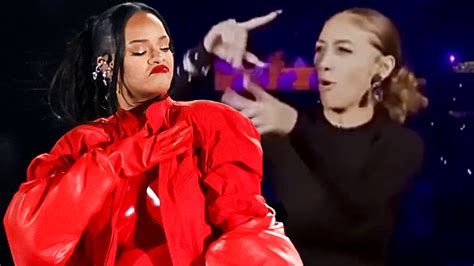 Who Was Rihanna S Sign Language Interpreter Who Totally Took Over The Super Bowl Halftime Show