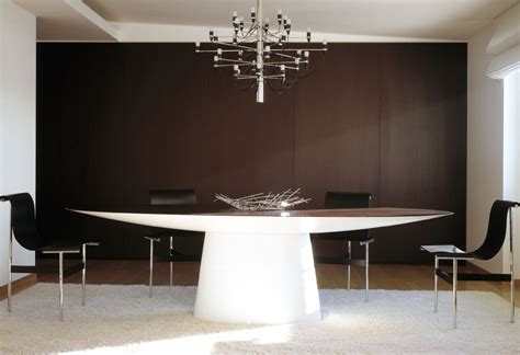 This piece characterized by its elegant and evergreen oval or round design. Ufo dining table - Spotti Sales