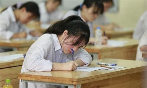 Số câu hỏi khó giảm, điểm chuẩn sẽ tăng. Kỳ thi tuyển sinh vào lớp 10 tại Hà Nội Phổ điểm "đẹp ...