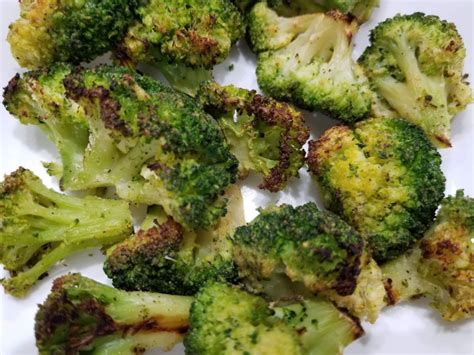 Easy and fast method for making crispy broccoli that tastes amazing! Roasted Frozen Broccoli Florets, Crispy Oven Roasted ...